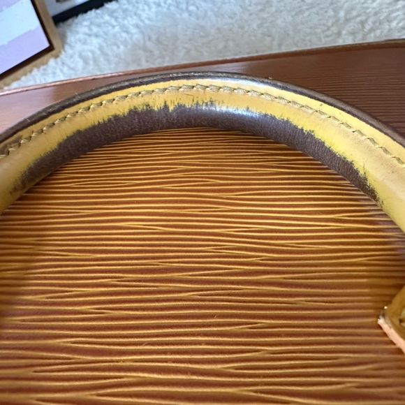 🥳HOST PICK🥳 Vintage Louis Vuitton Yellow Epi Leather Alma PM - Picture 8 of 16